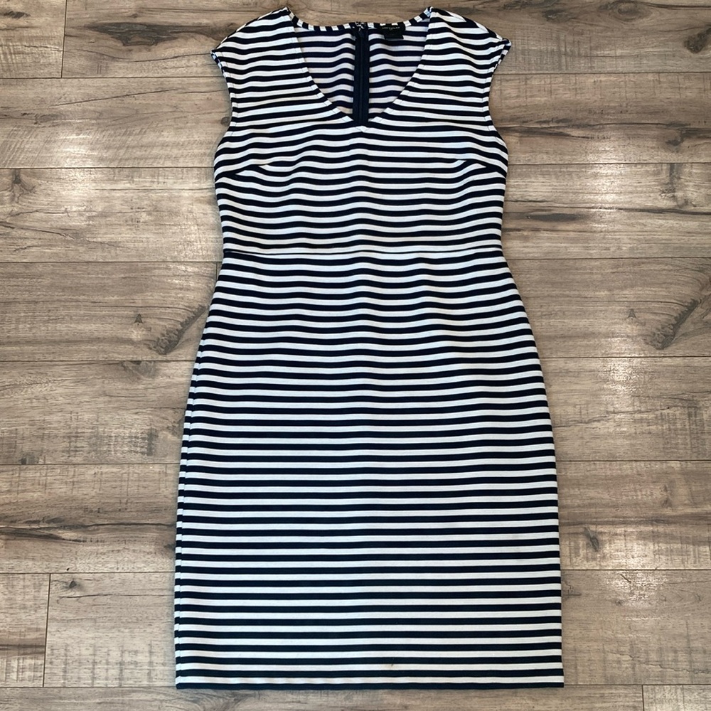 Ann Taylor Striped Black and White Sleeveless Dress size 2 (P27)